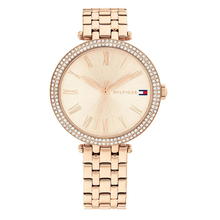 ساعة يد تومي هيلفيغر نسائية بلون ذهبي وردي مرصعة بالكريستال