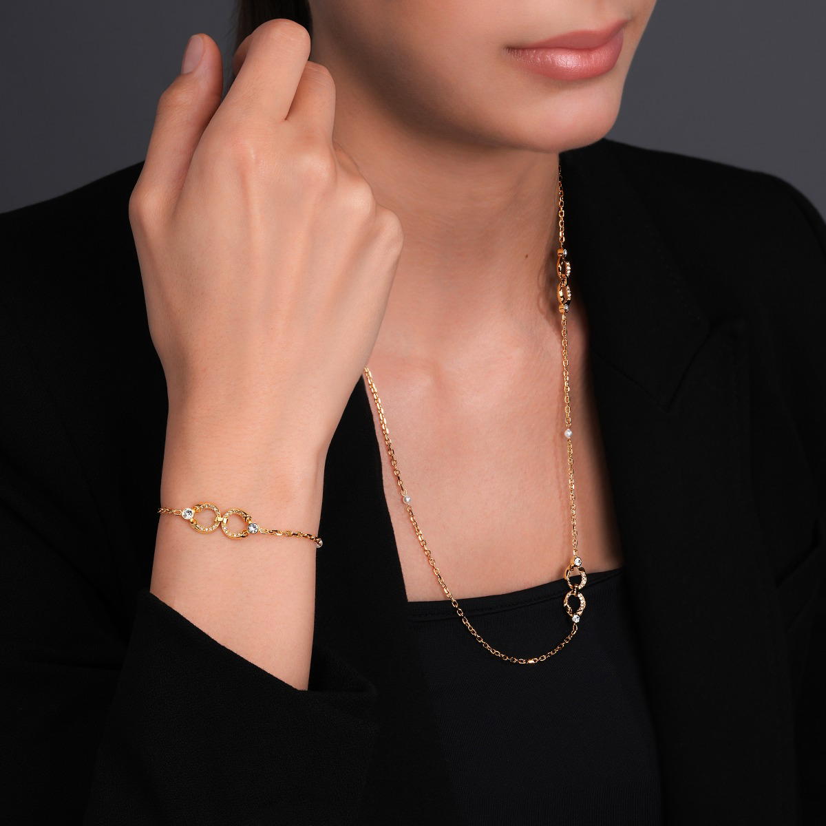 قلادة شيروتي 1881 سيليست ذهبية بتصميم دائرتين مرصعتين بالكريستال