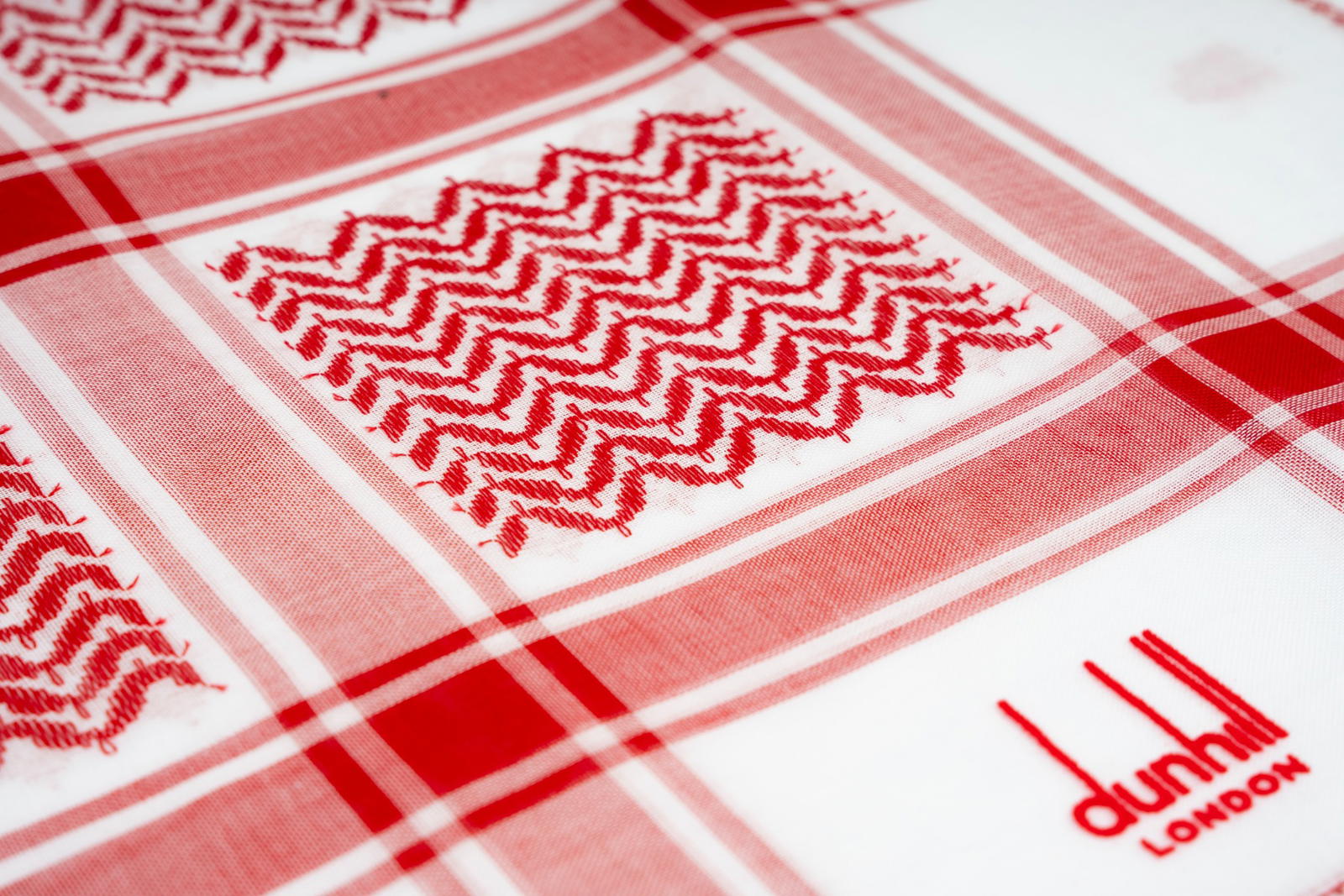 شماغ دنهل للرجال لون ابيض واحمر مقاس 60 انش